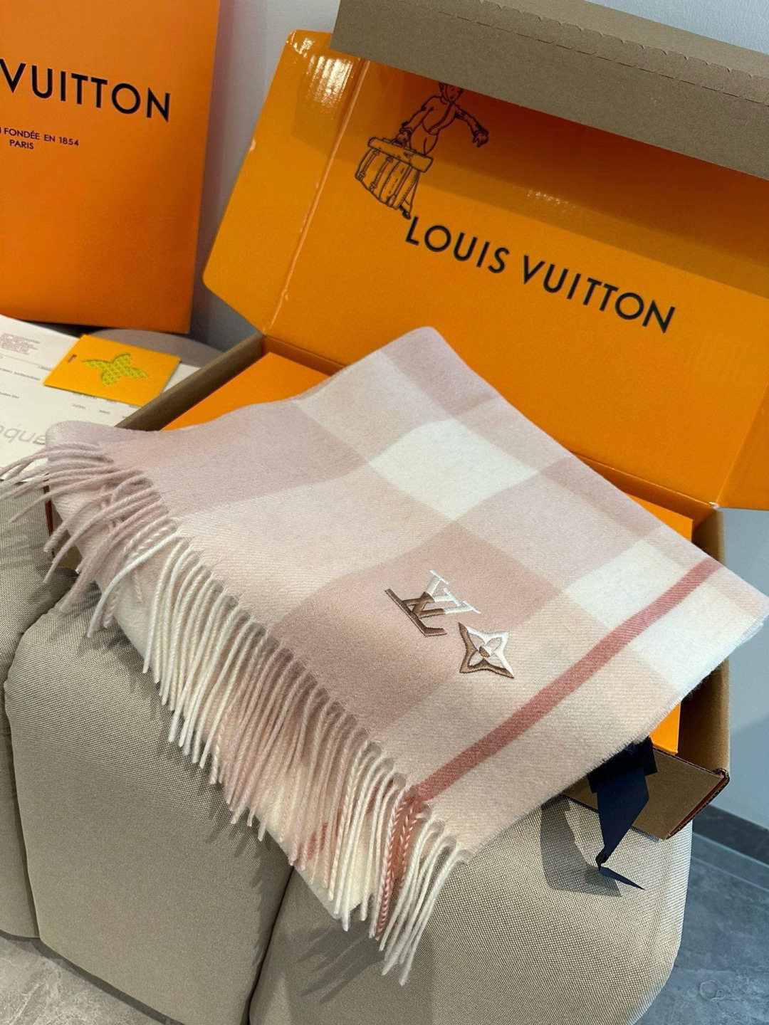LV scarf