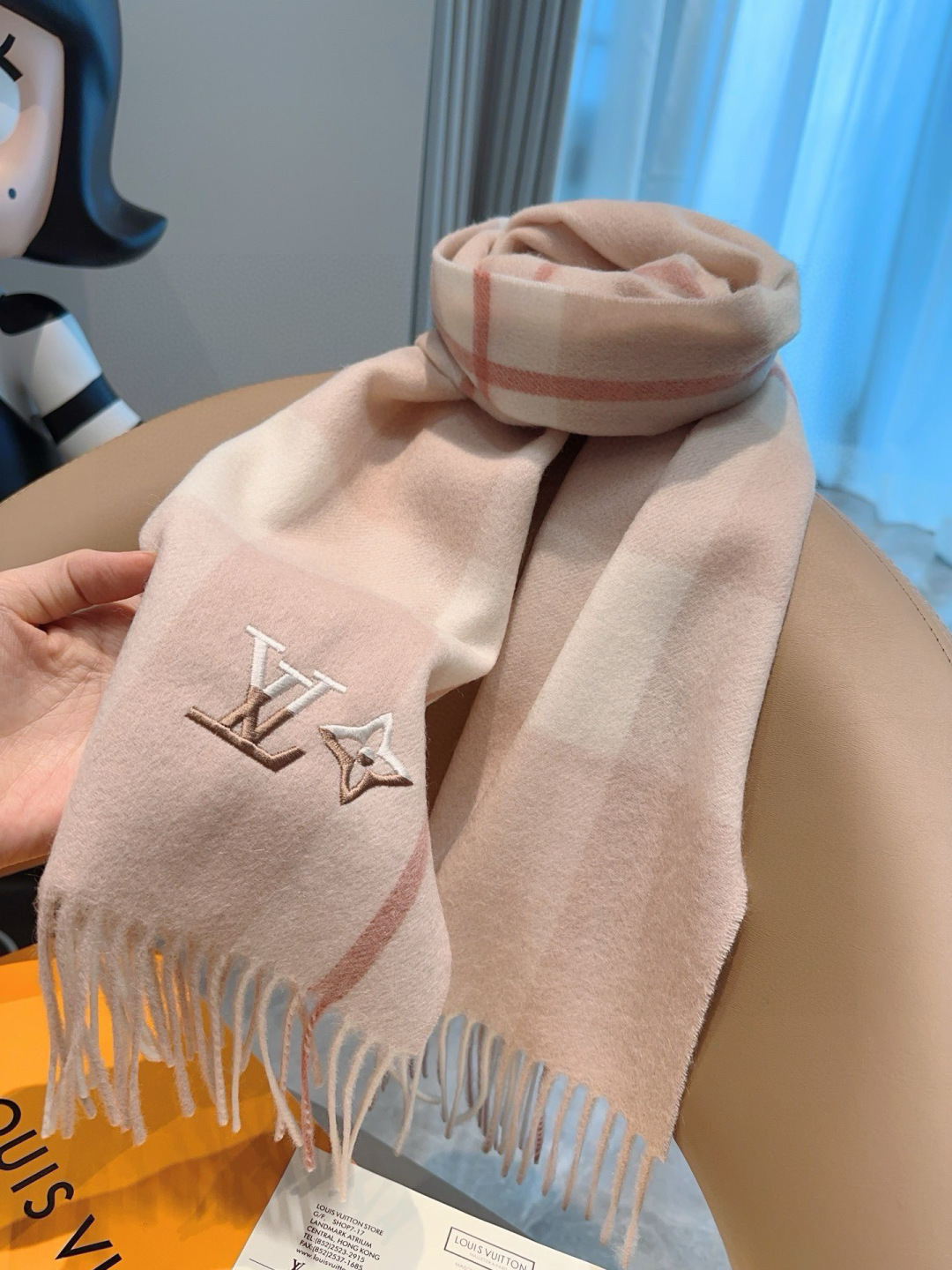 LV scarf
