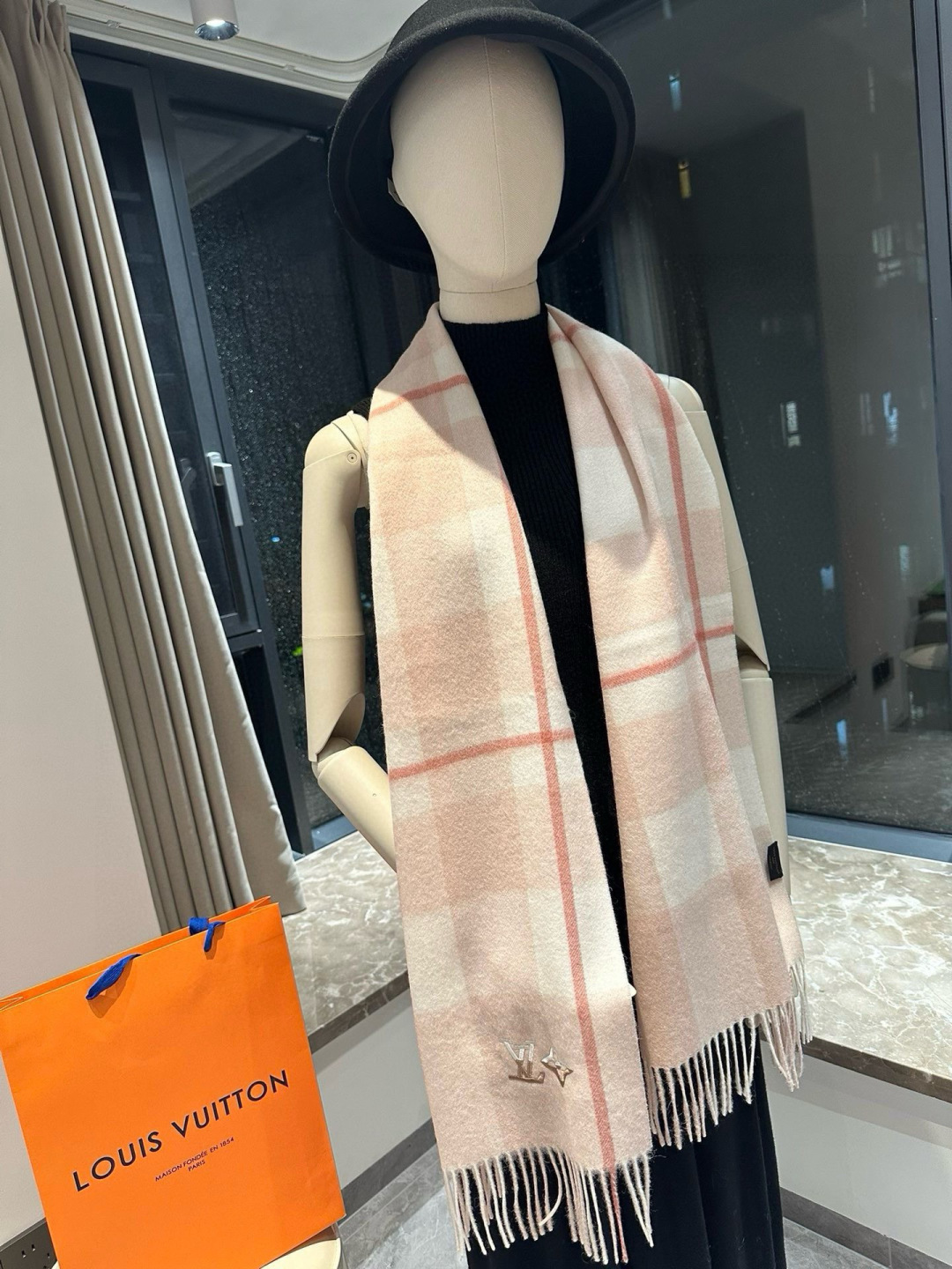 LV scarf