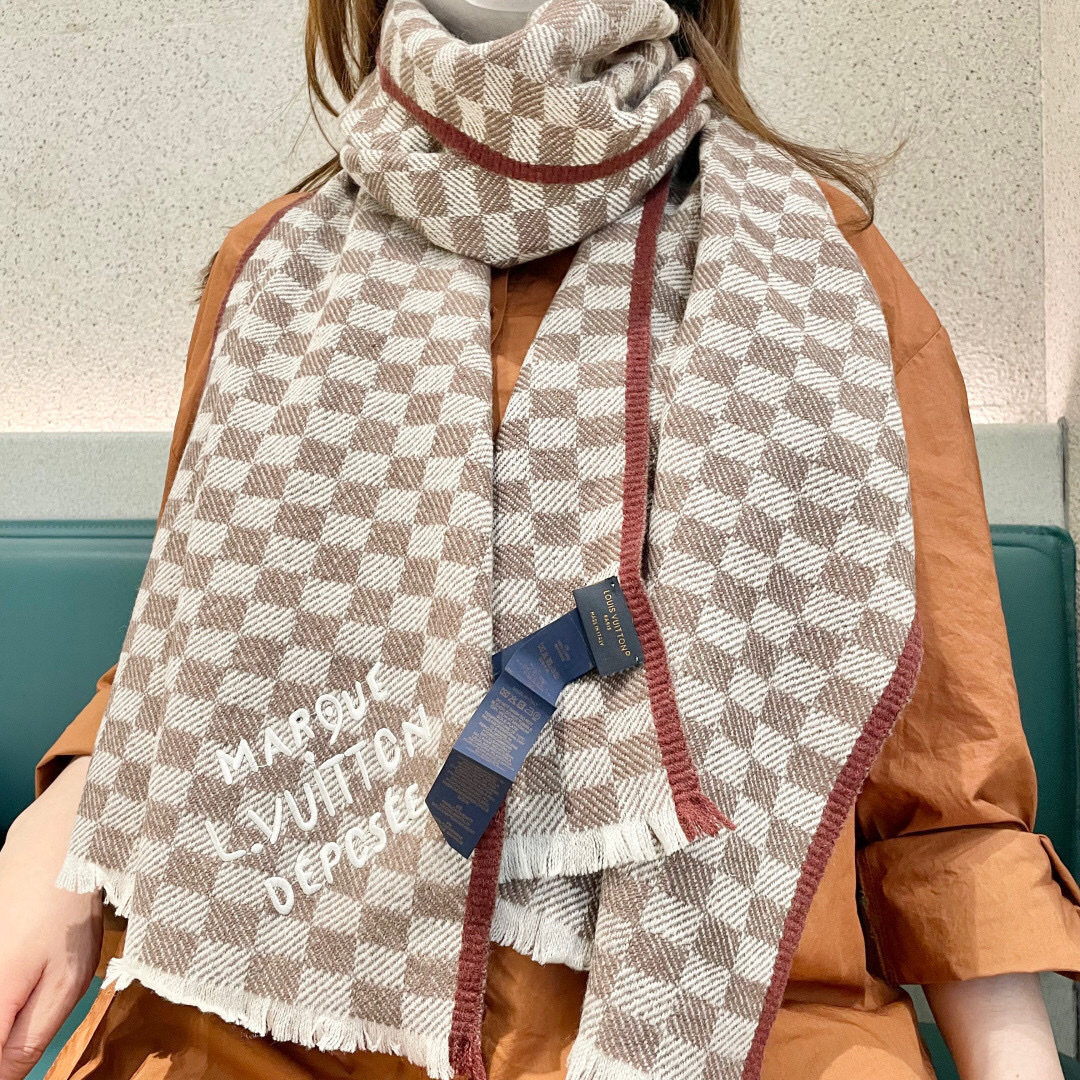 LV scarf