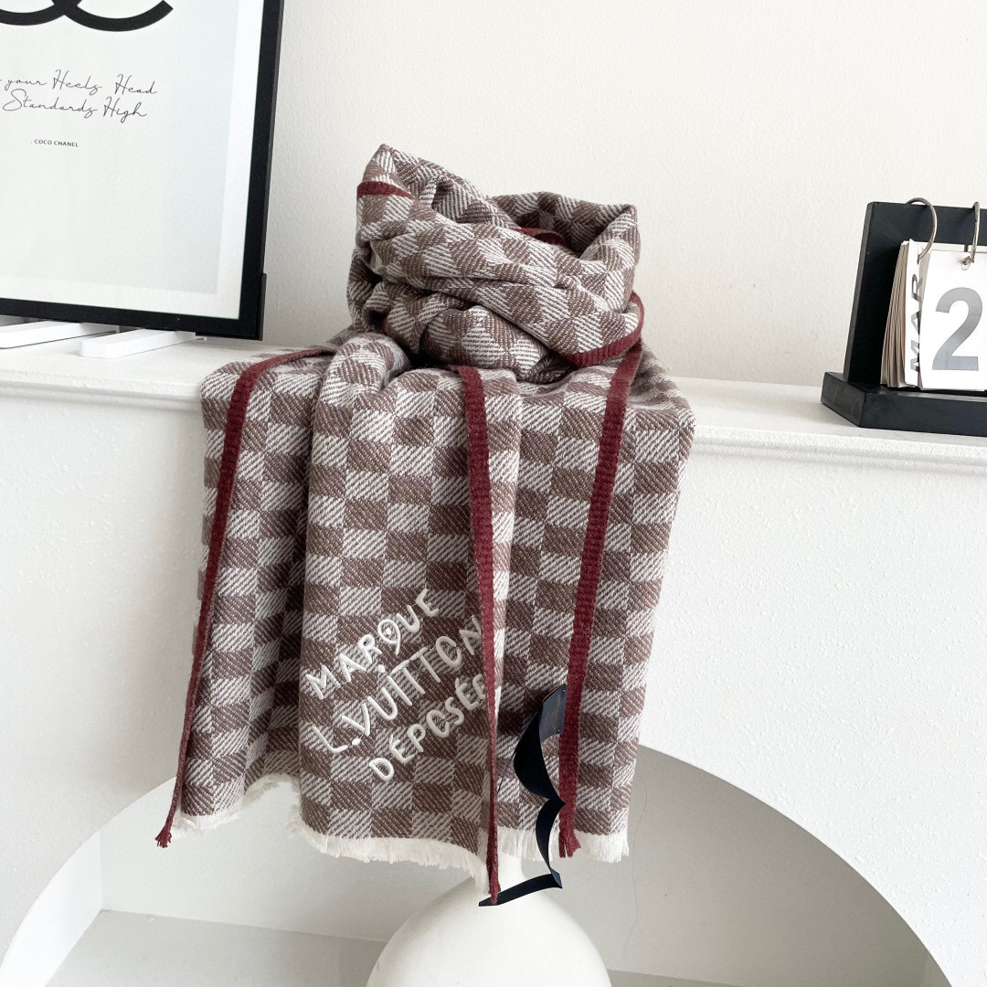 LV scarf