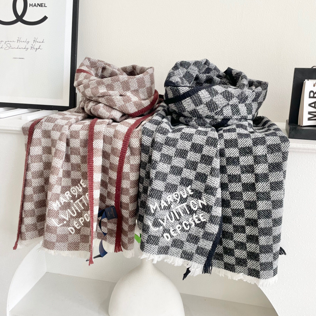 LV scarf