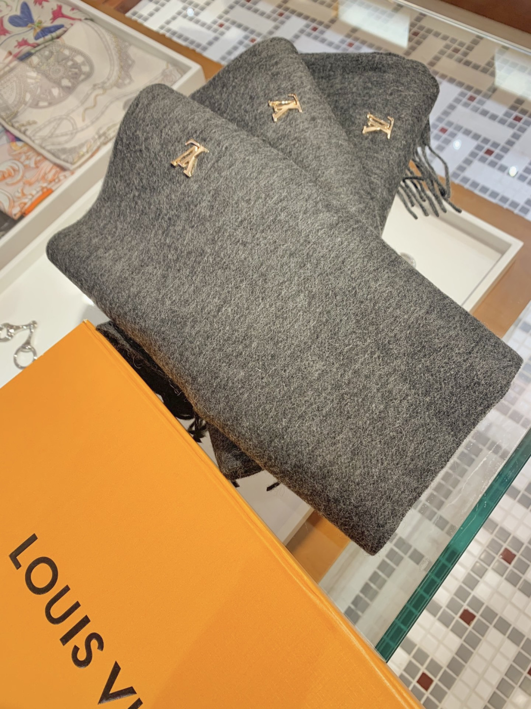 LV scarf