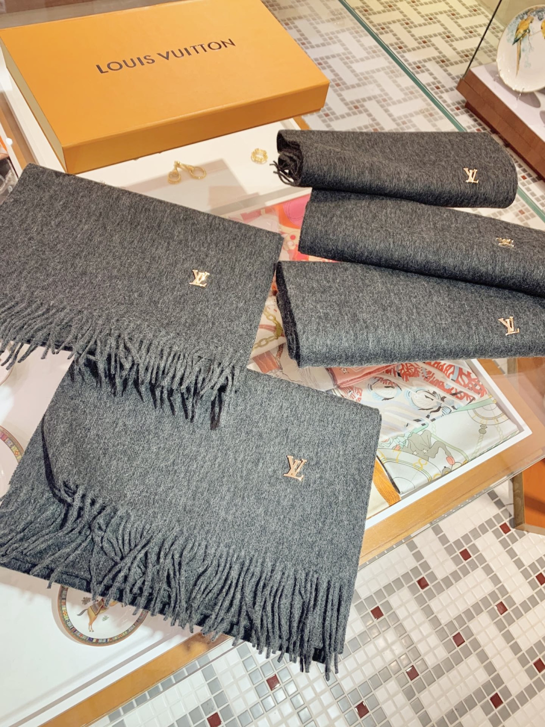 LV scarf