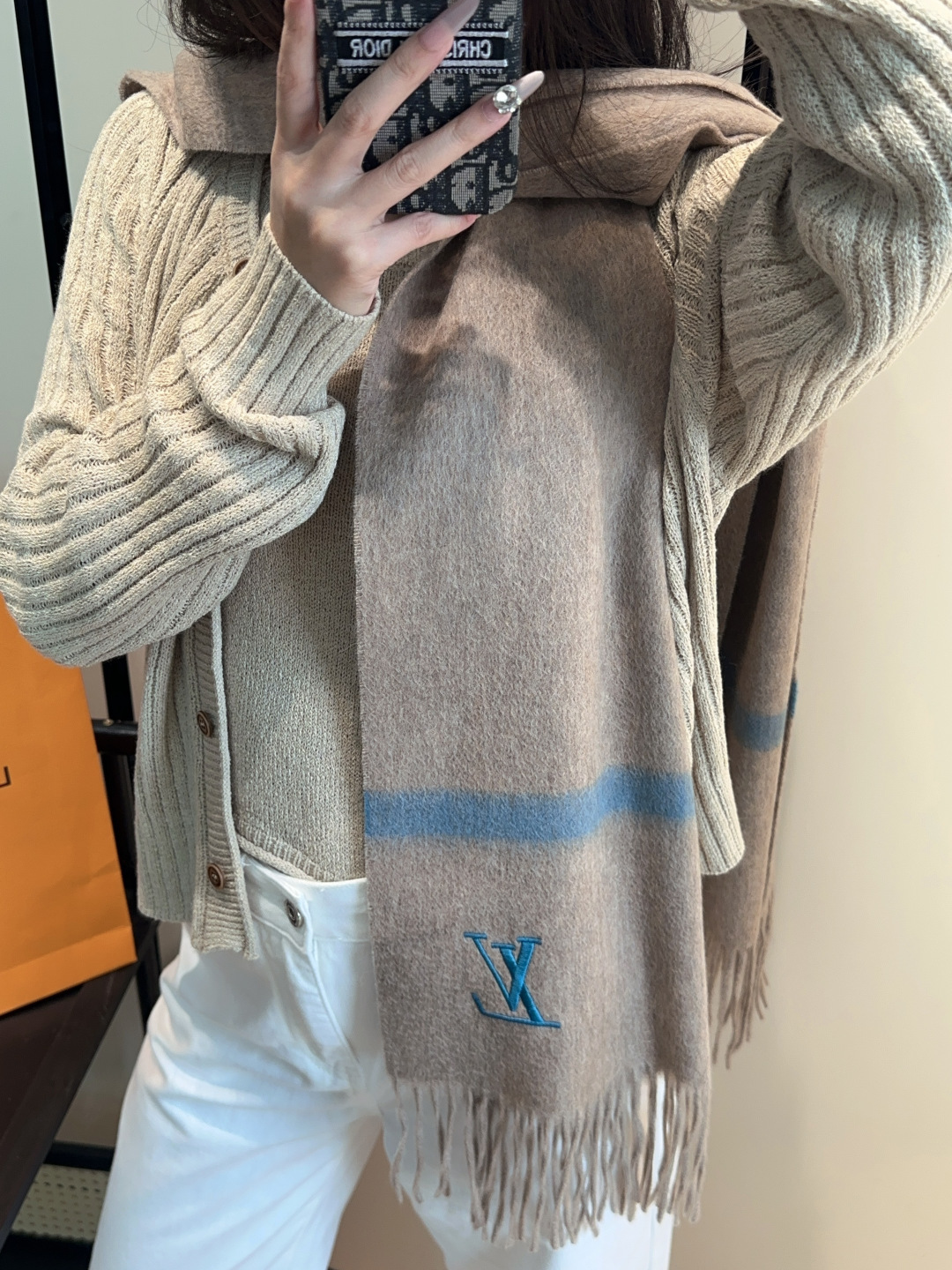 LV scarf