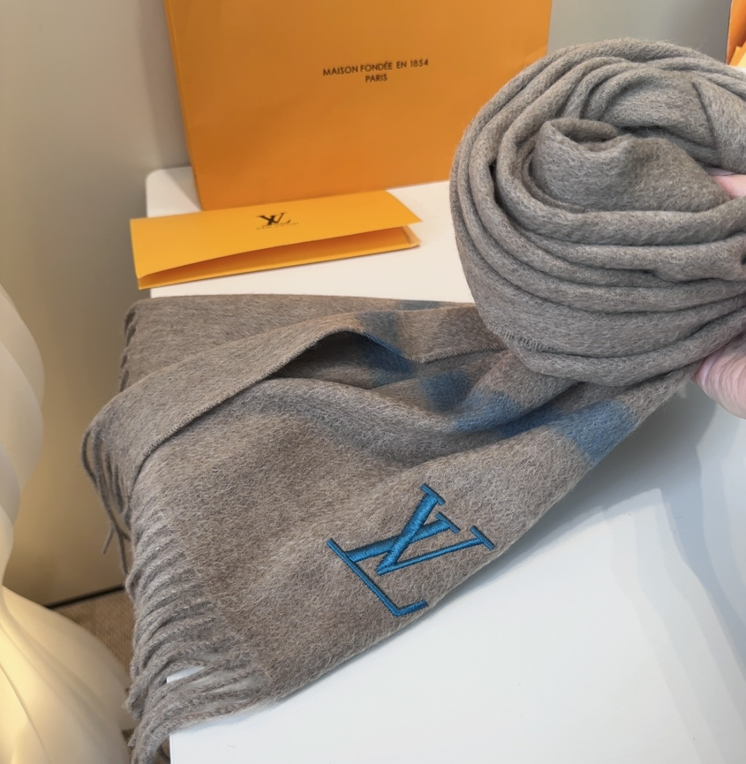 LV scarf