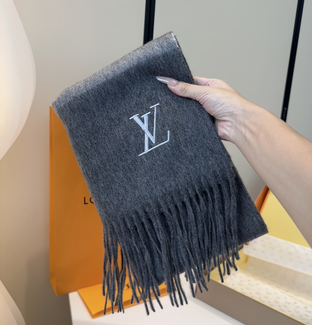 LV scarf