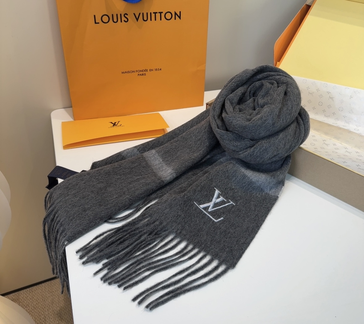 LV scarf