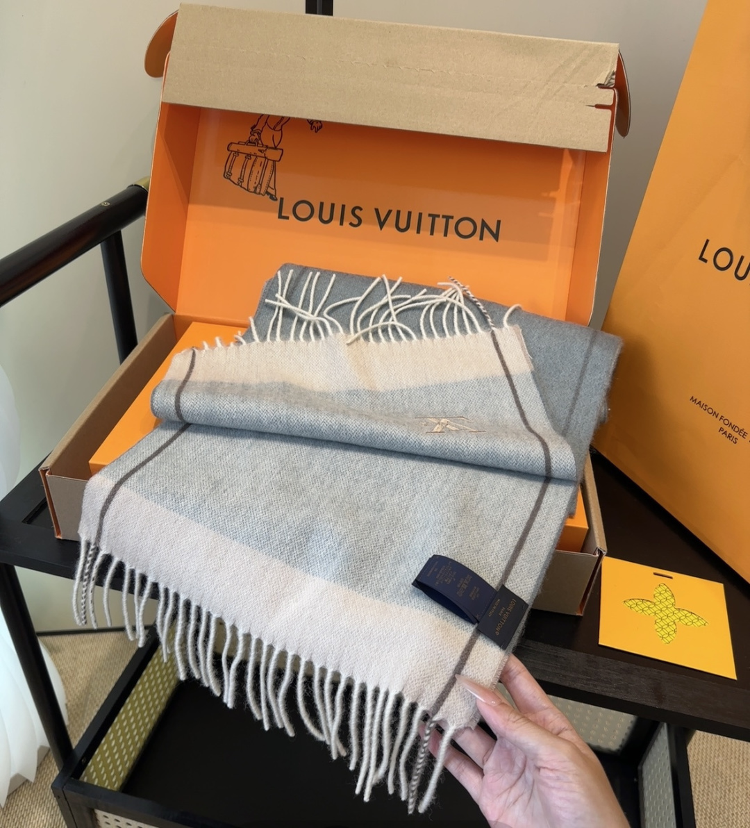LV scarf