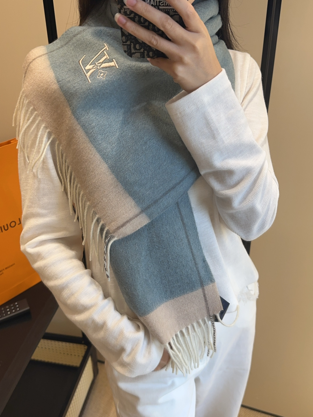 LV scarf