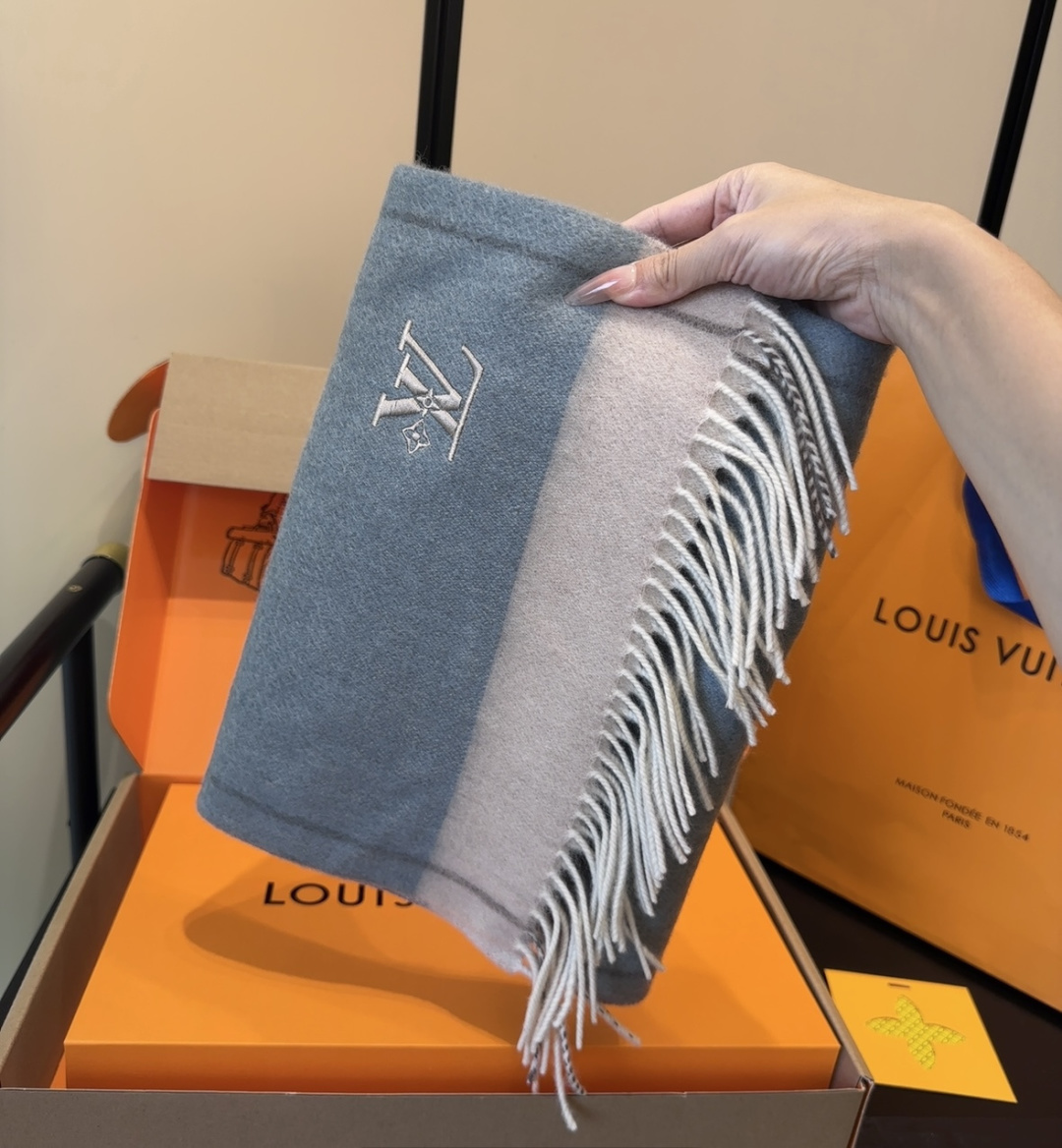 LV scarf
