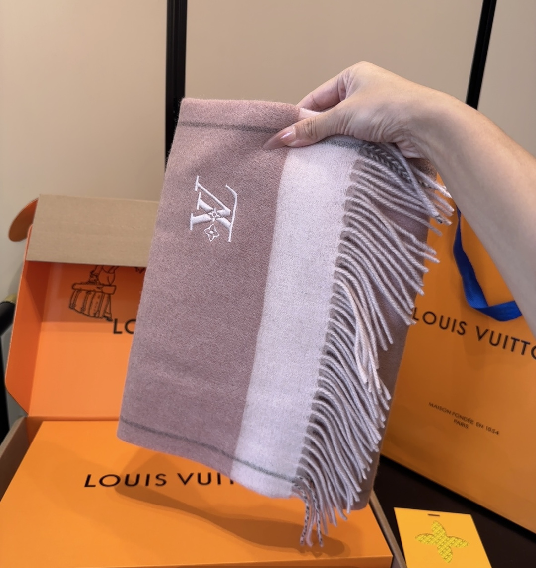 LV scarf