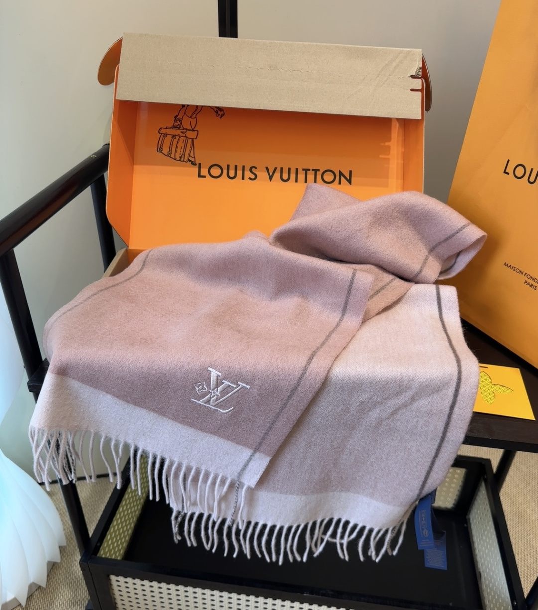 LV scarf