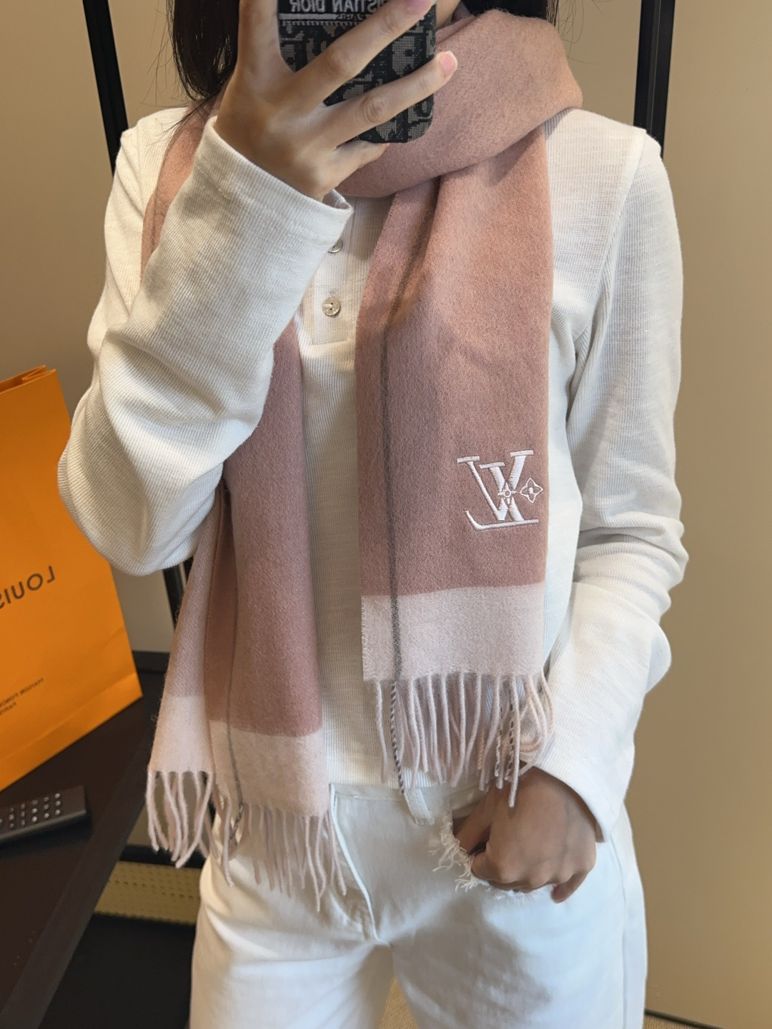 LV scarf