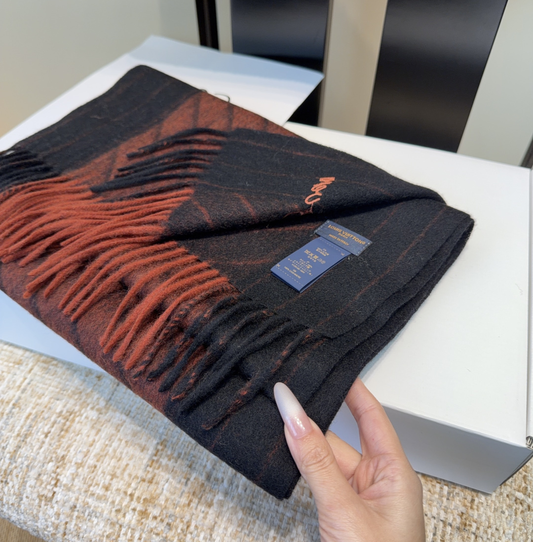 LV scarf