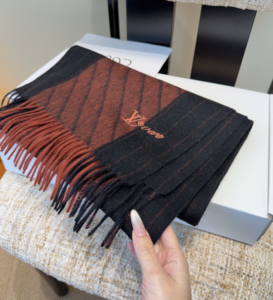 LV scarf