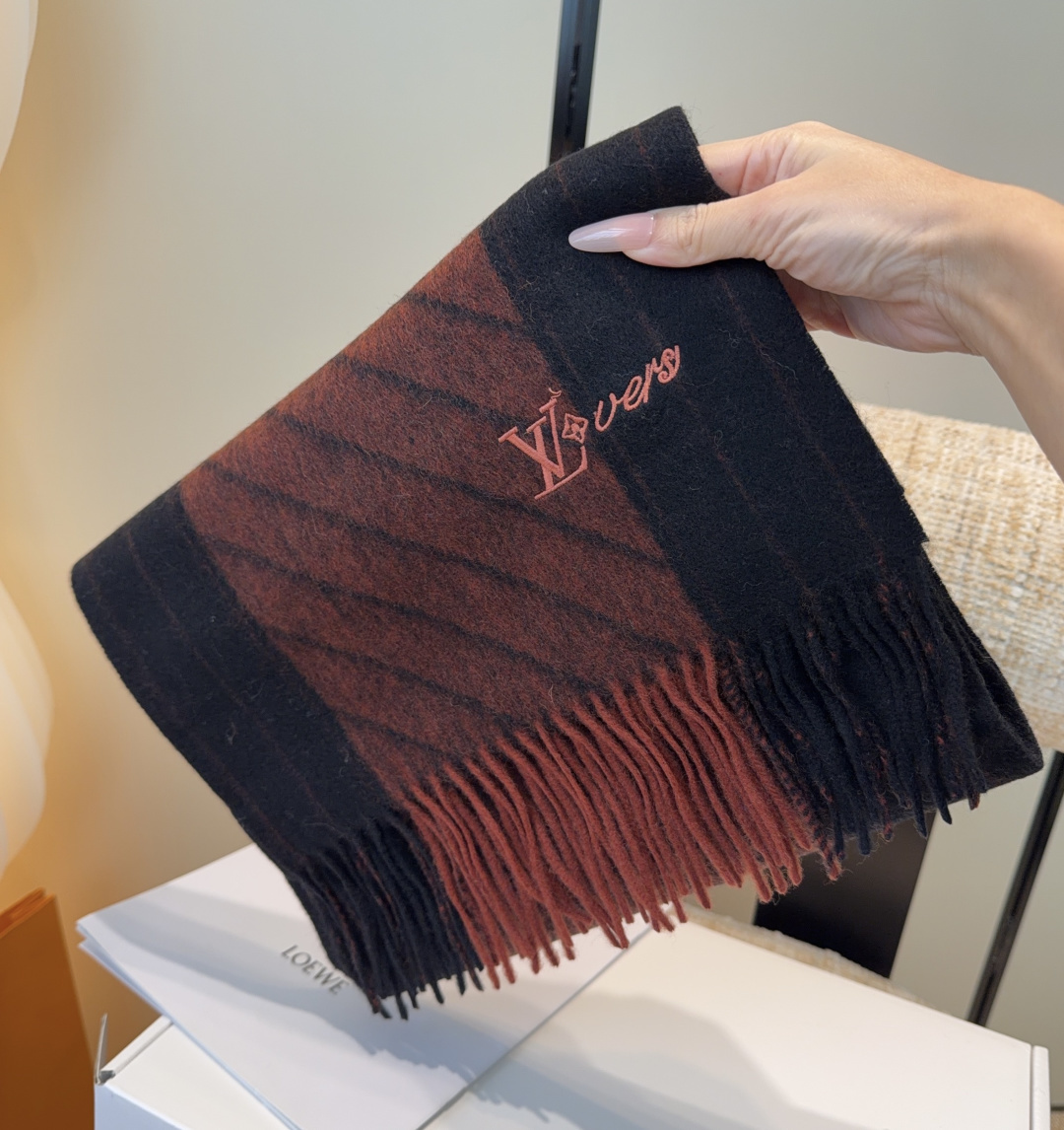 LV scarf