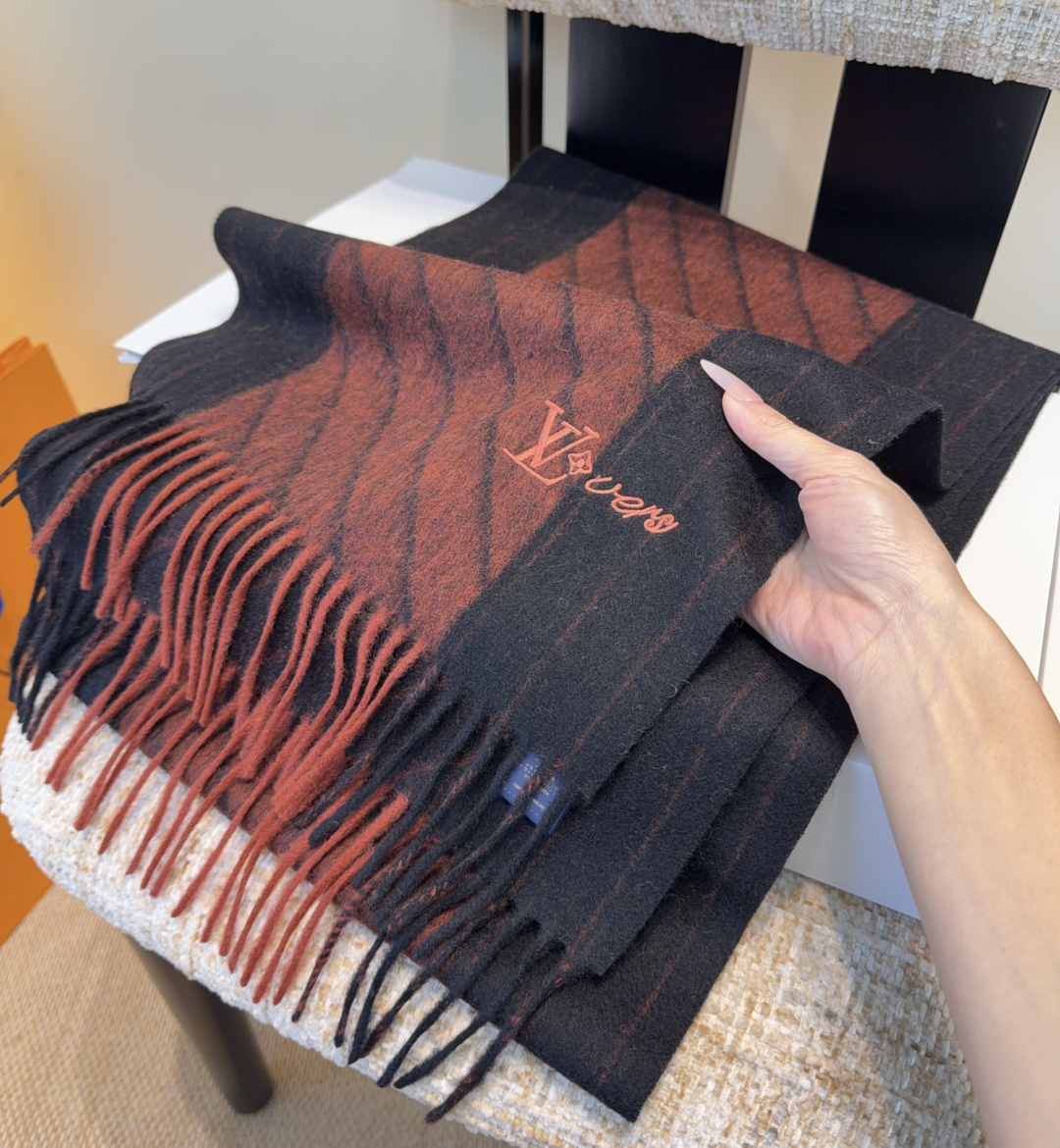 LV scarf
