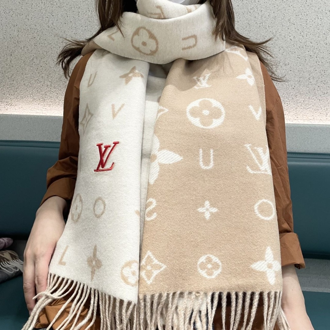 LV scarf