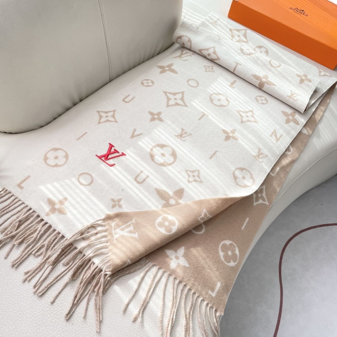 LV scarf