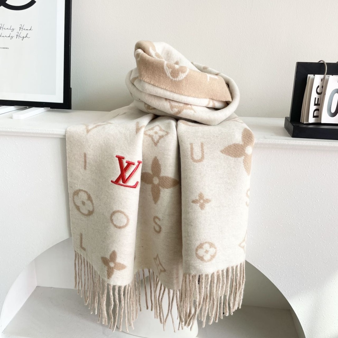 LV scarf