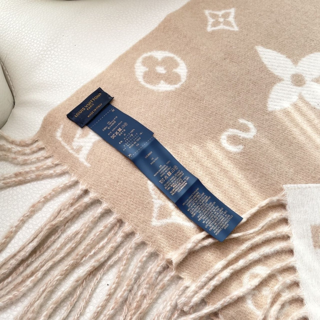 LV scarf