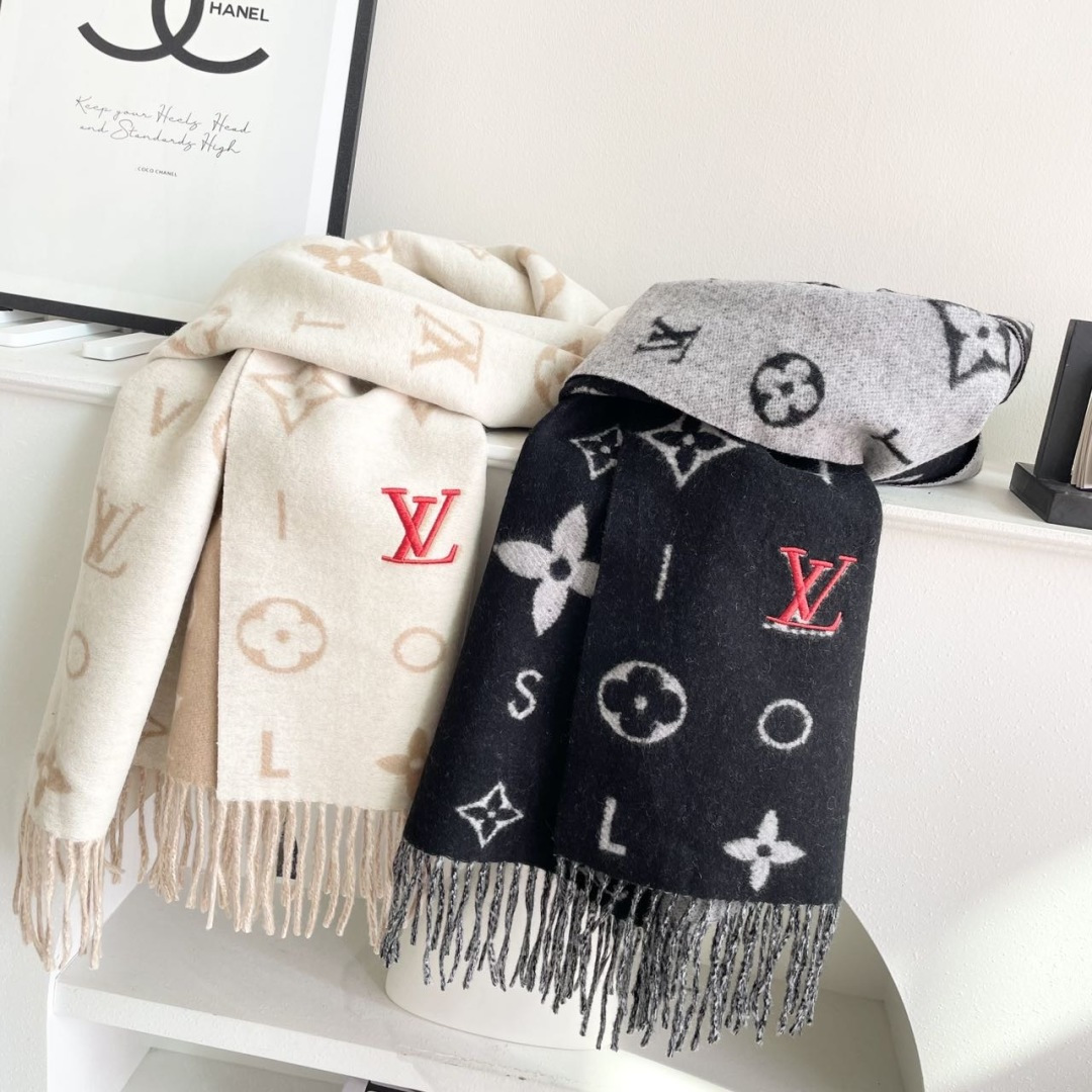 LV scarf
