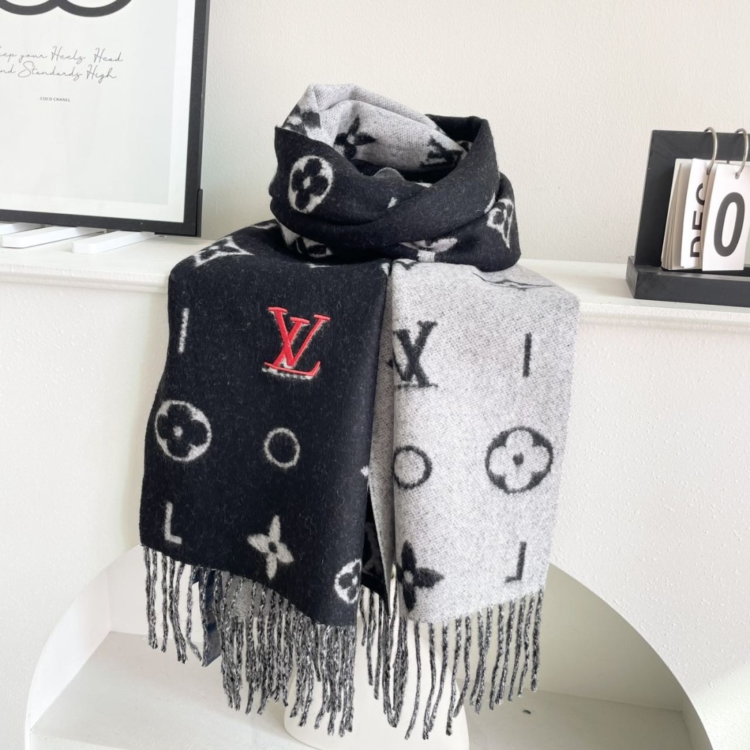 LV scarf