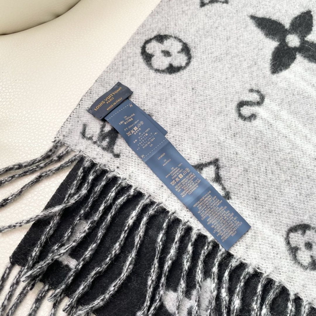 LV scarf