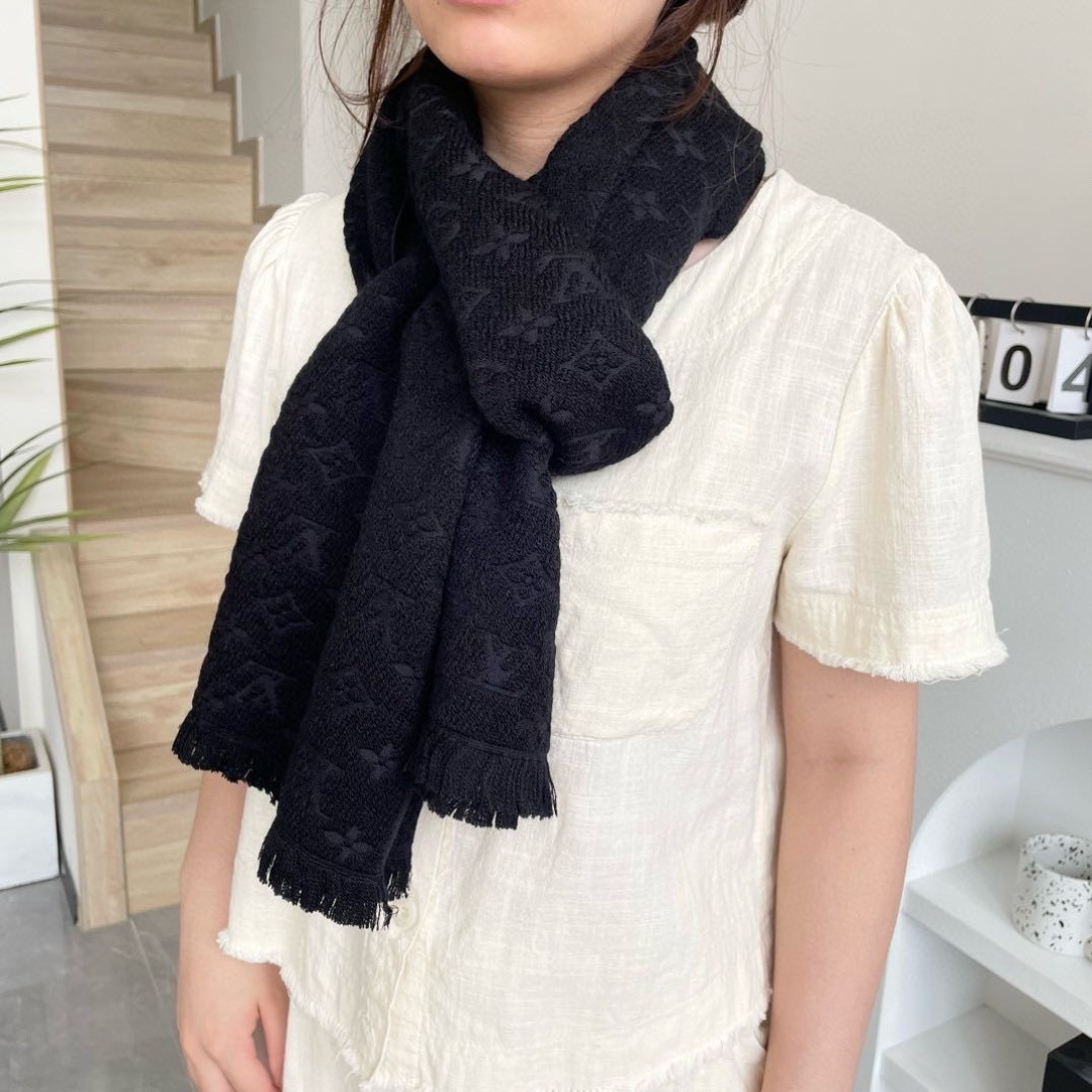 LV scarf
