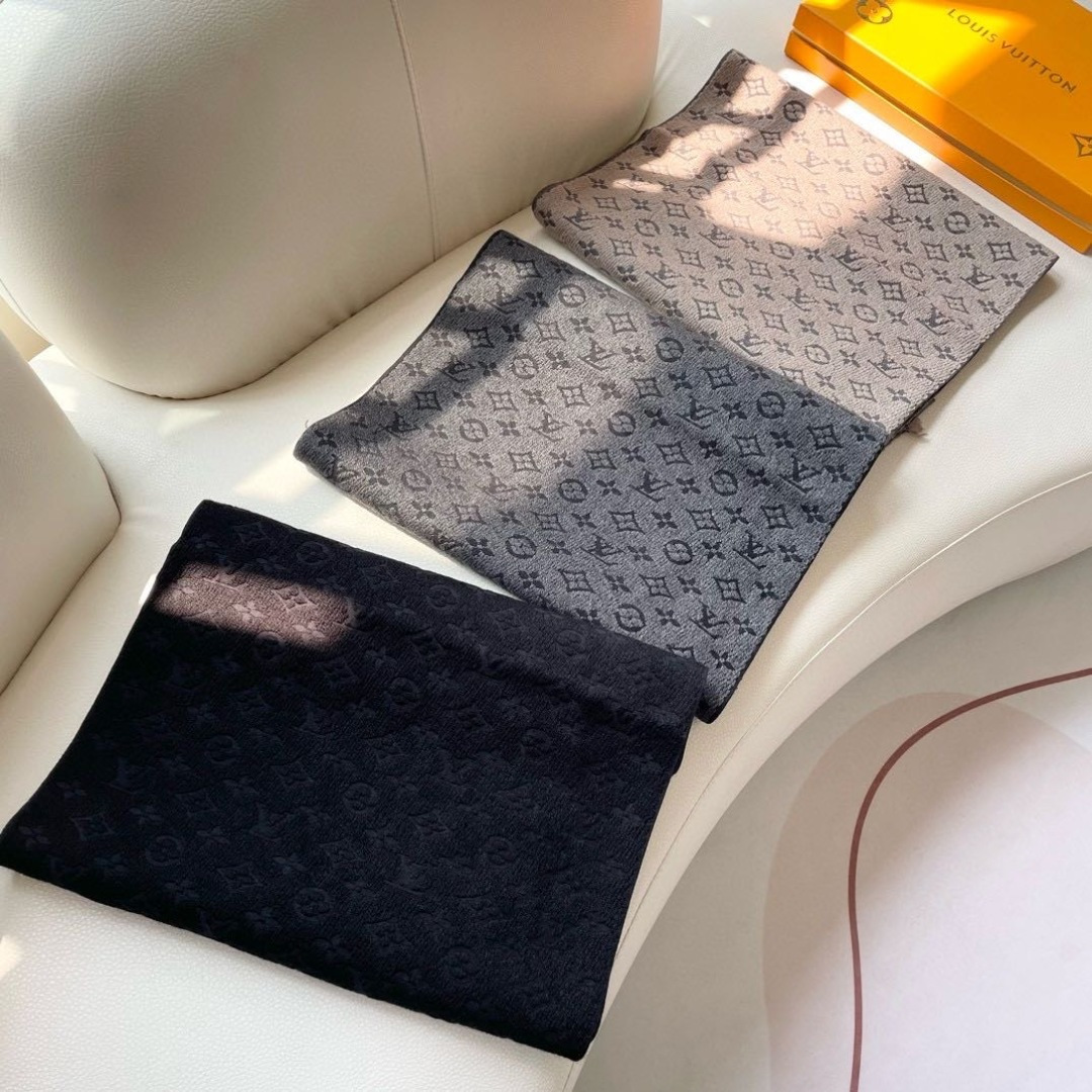 LV scarf