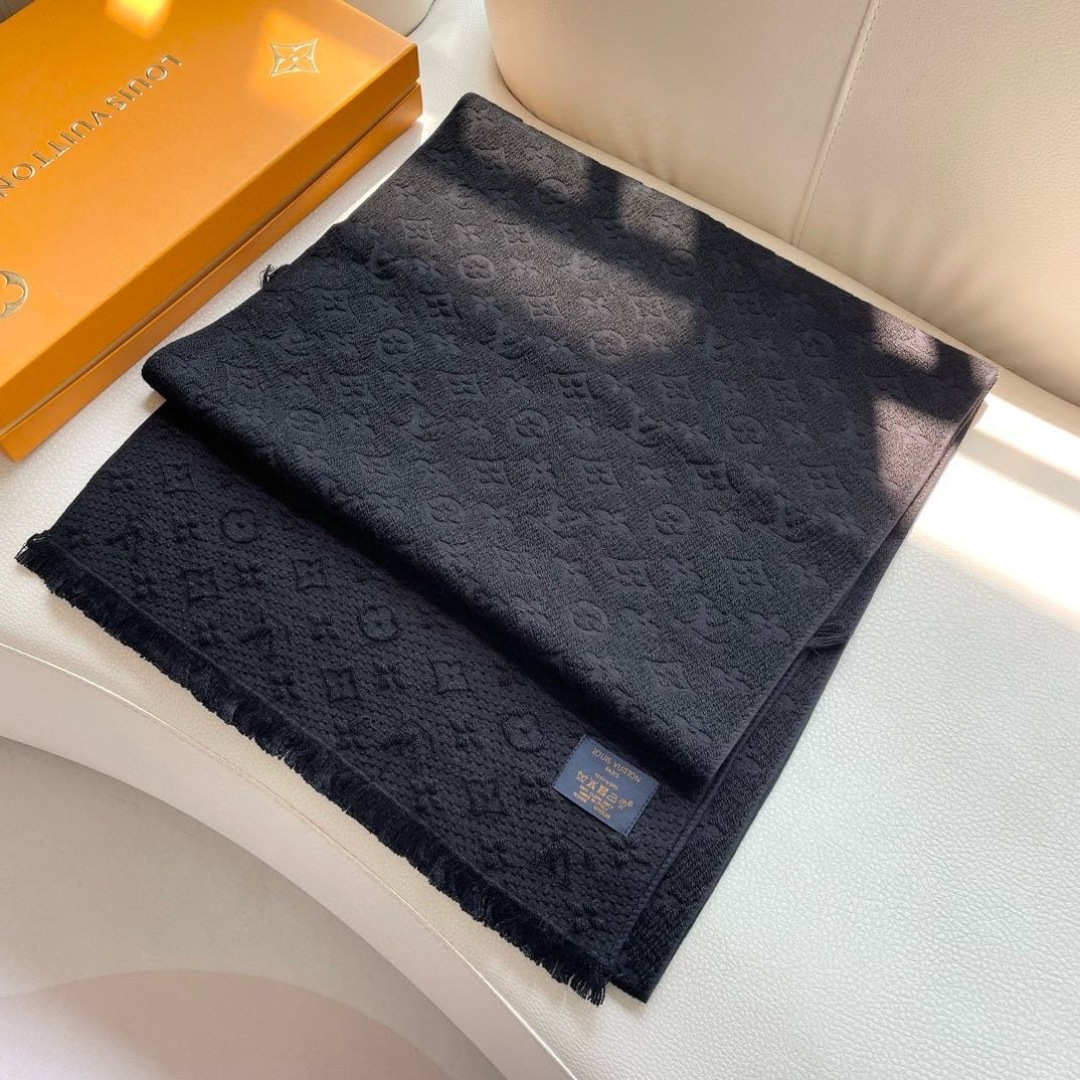 LV scarf