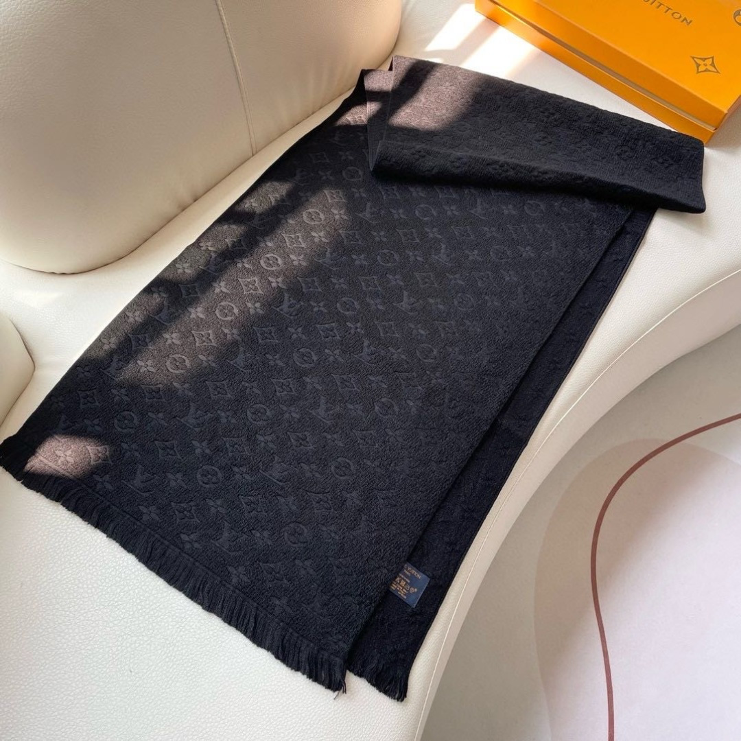 LV scarf