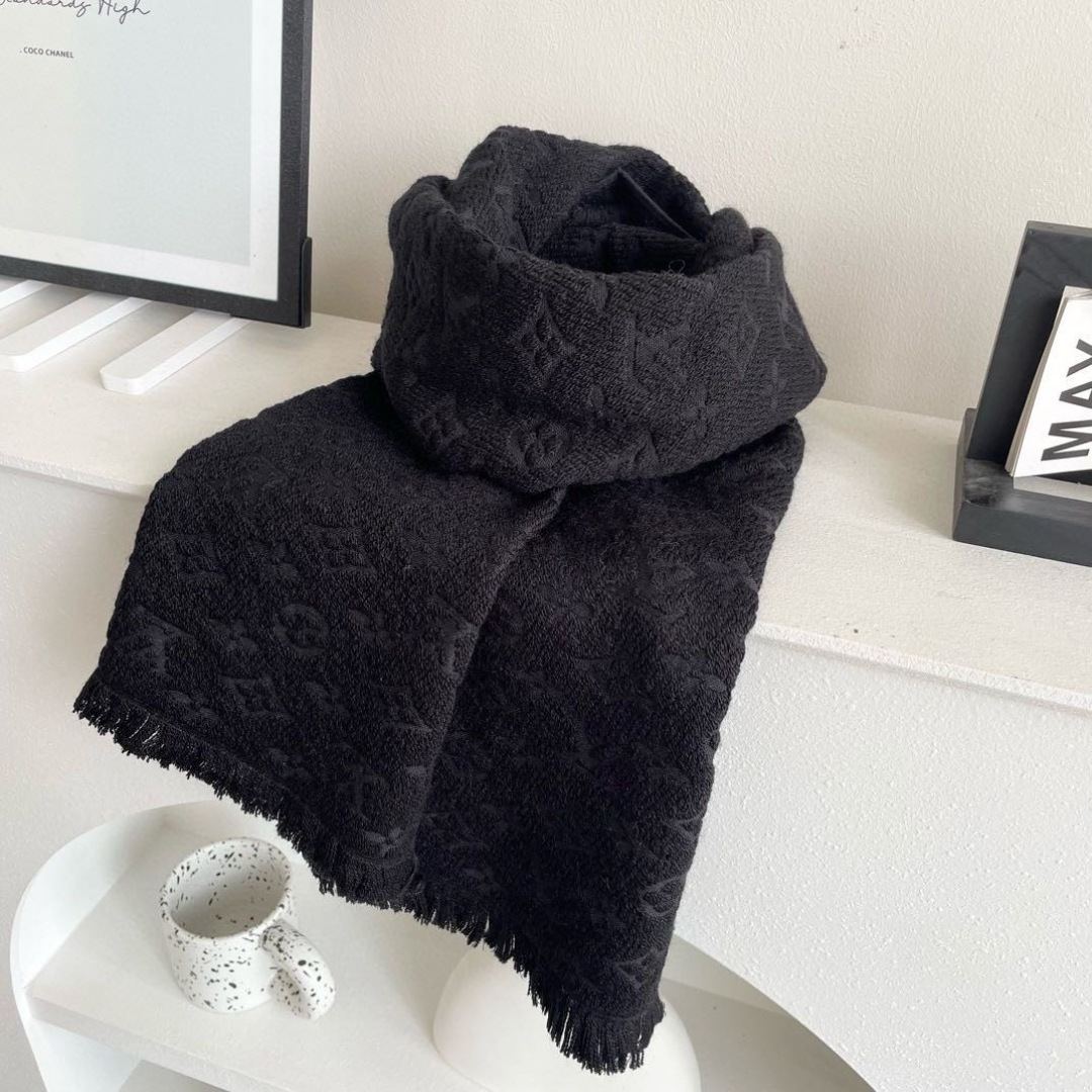 LV scarf