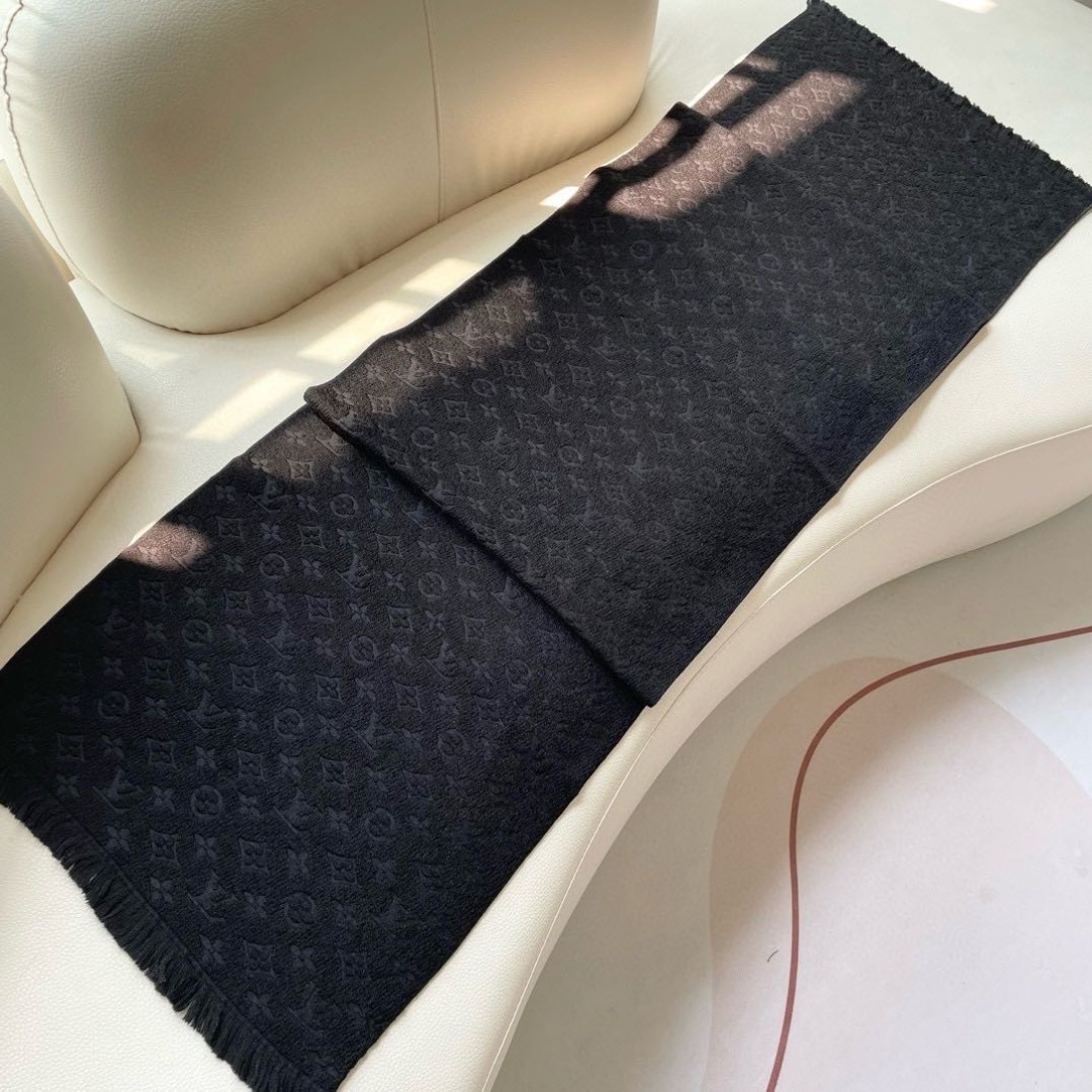 LV scarf