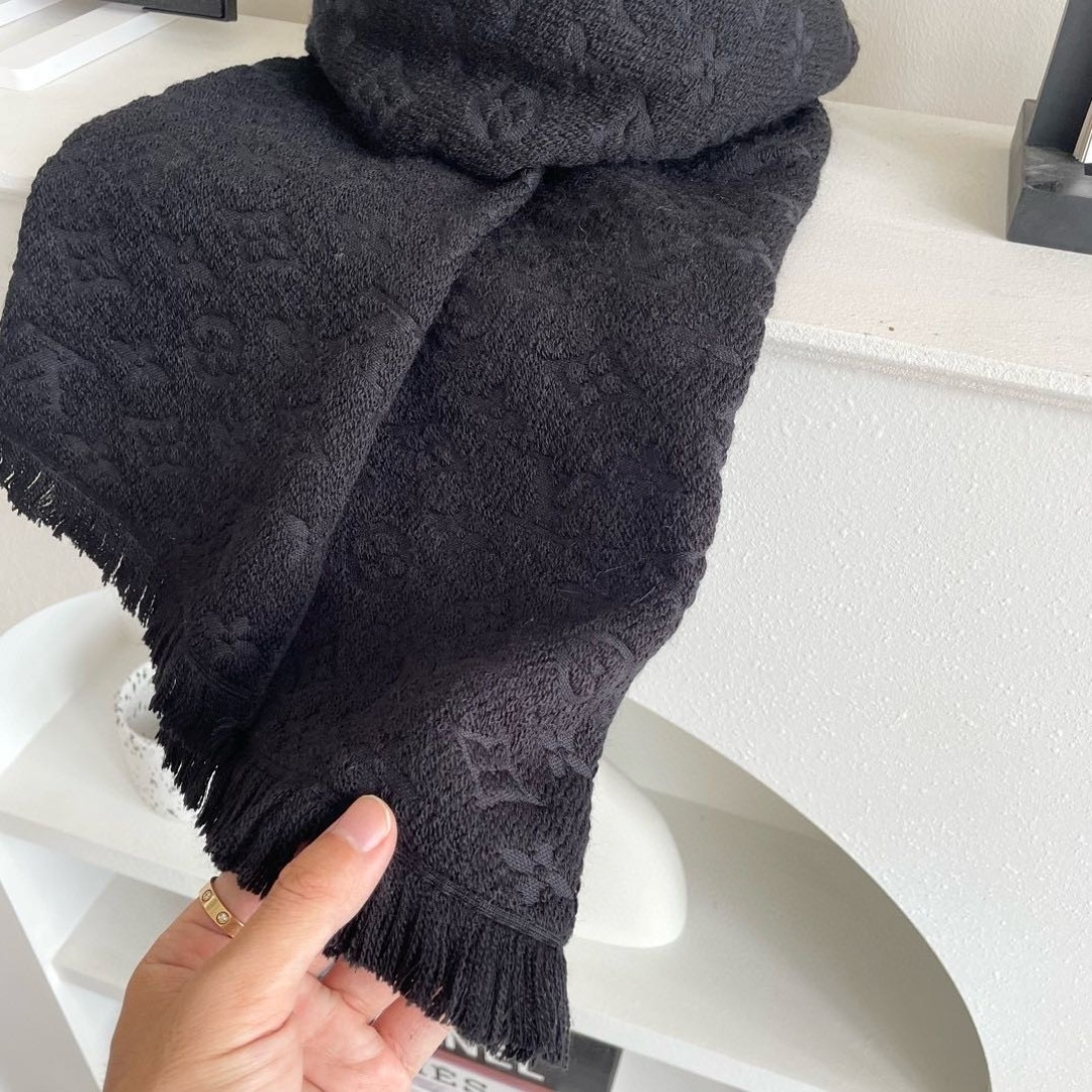 LV scarf
