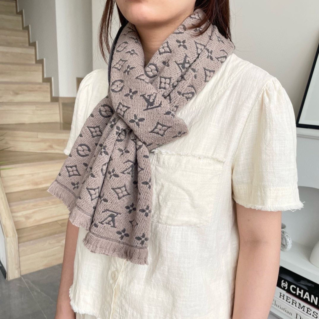 LV scarf