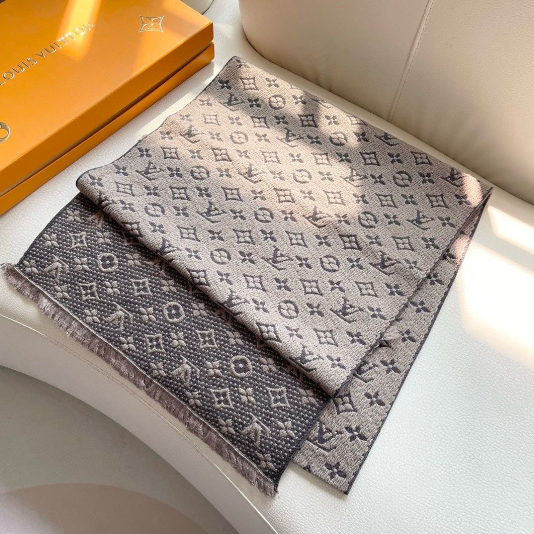 LV scarf