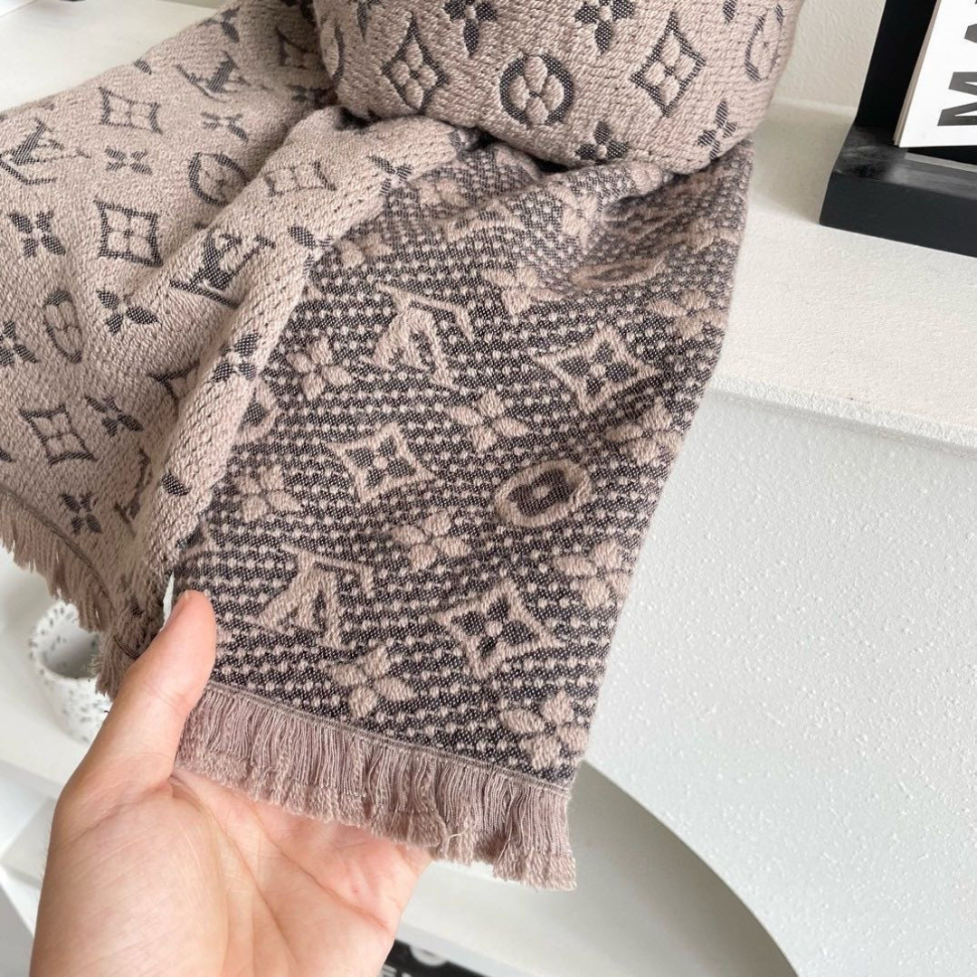 LV scarf