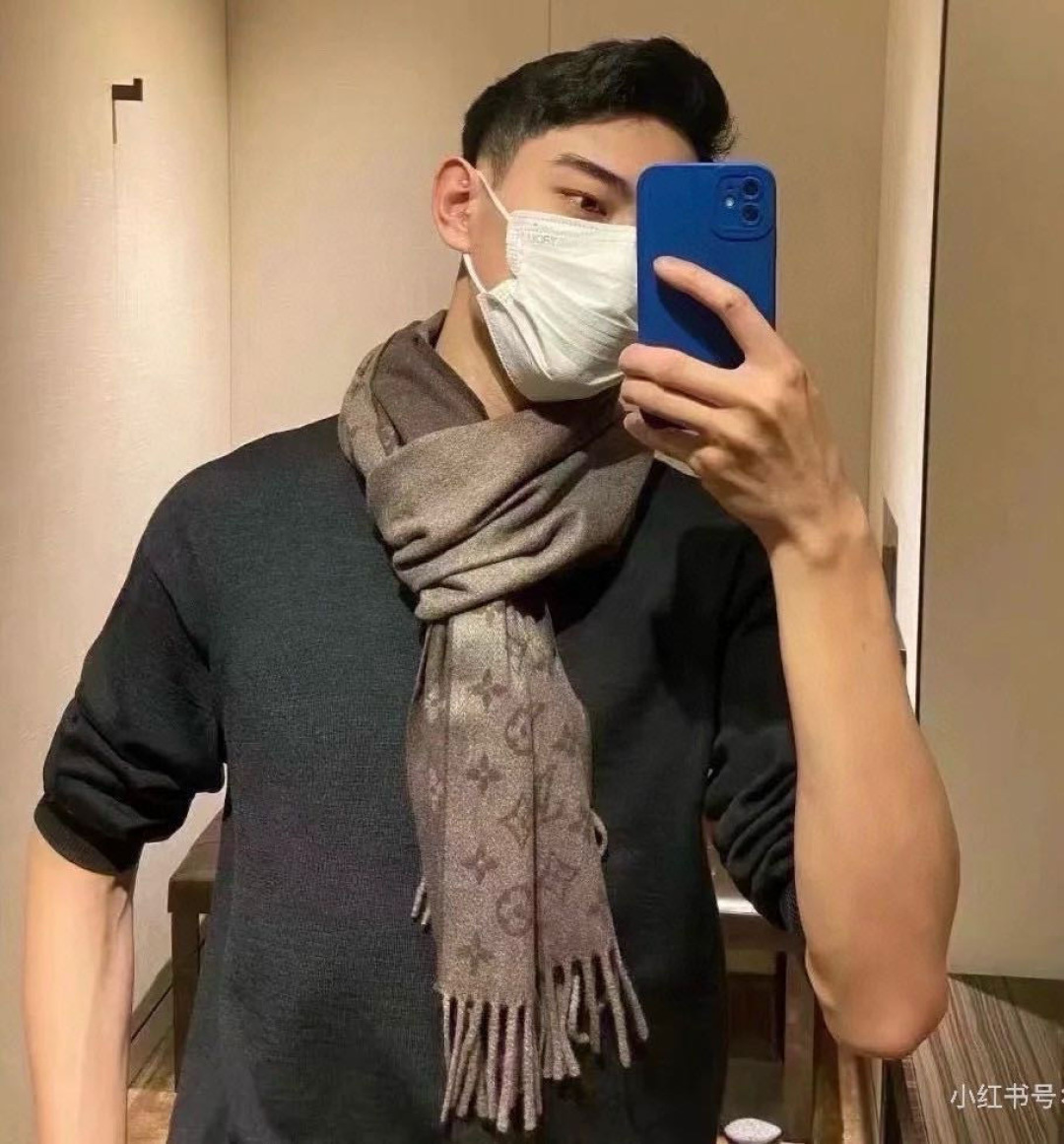LV scarf
