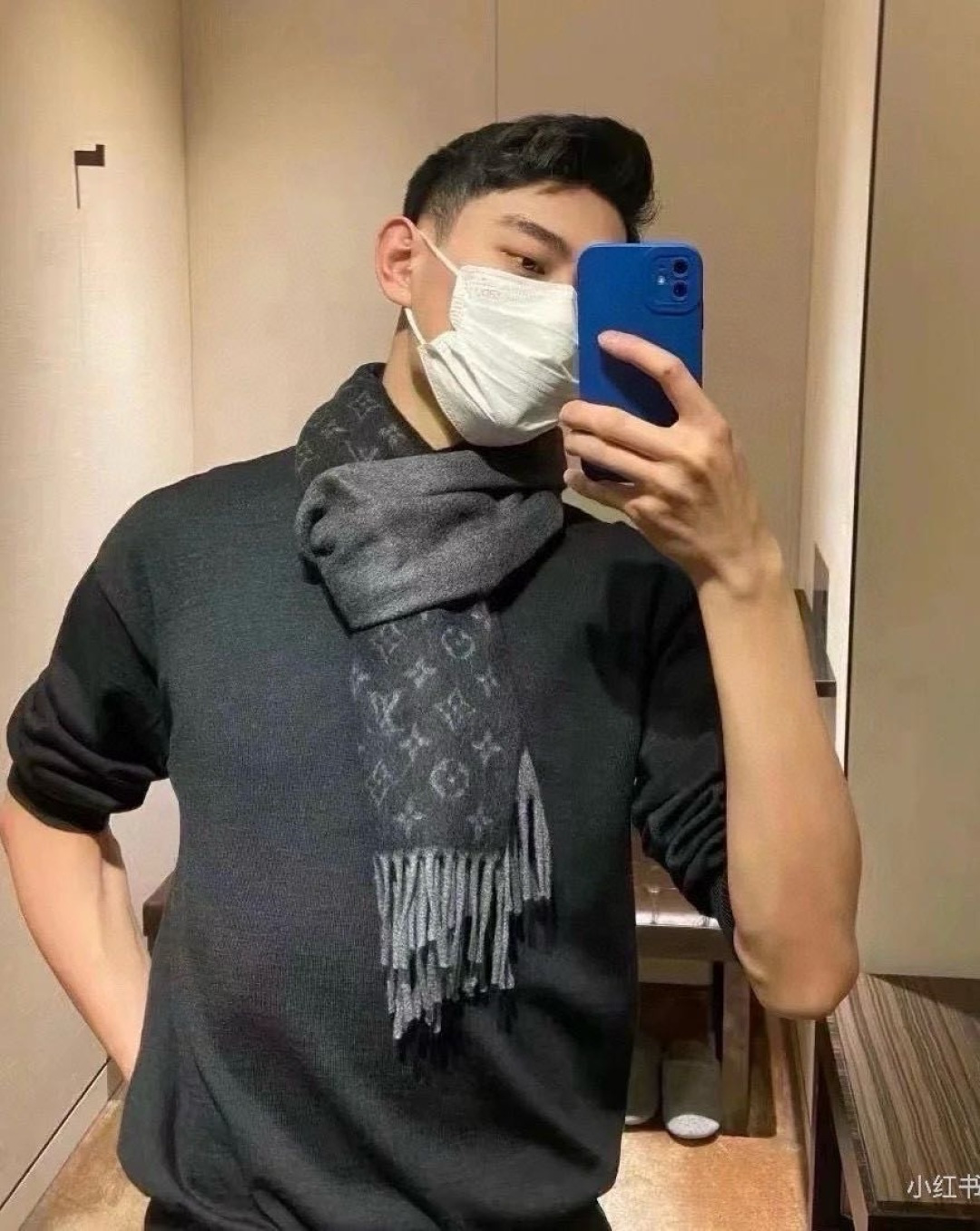 LV scarf