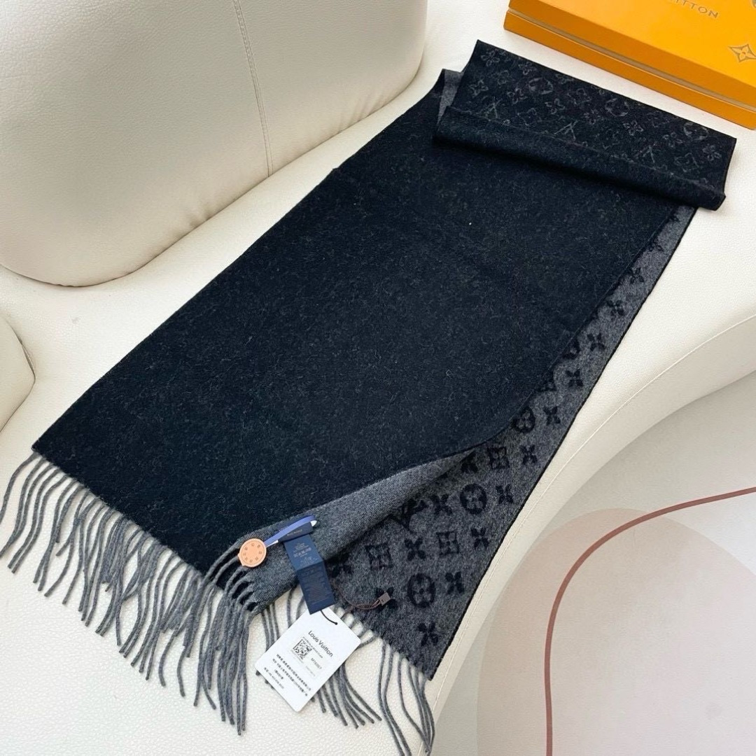 LV scarf