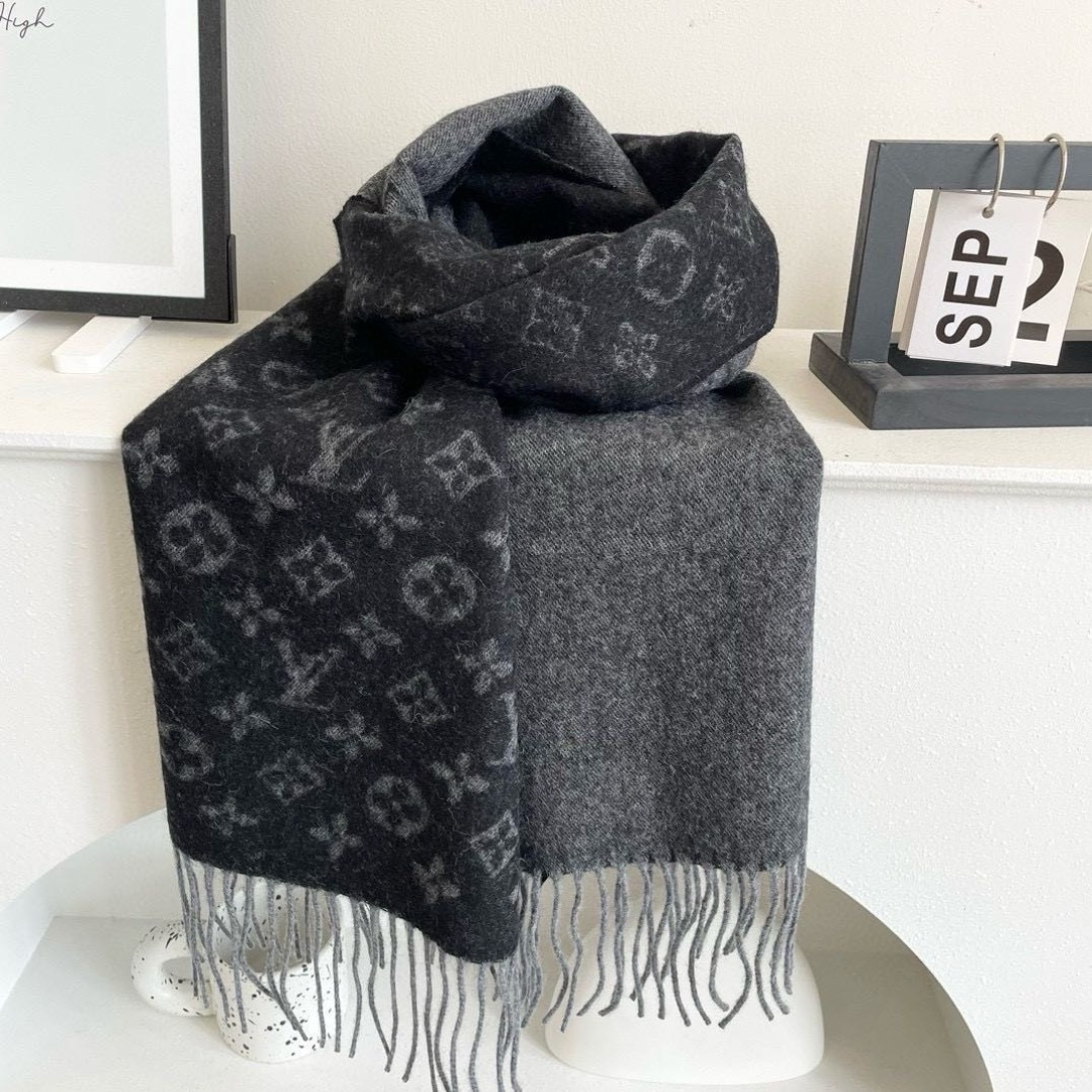 LV scarf
