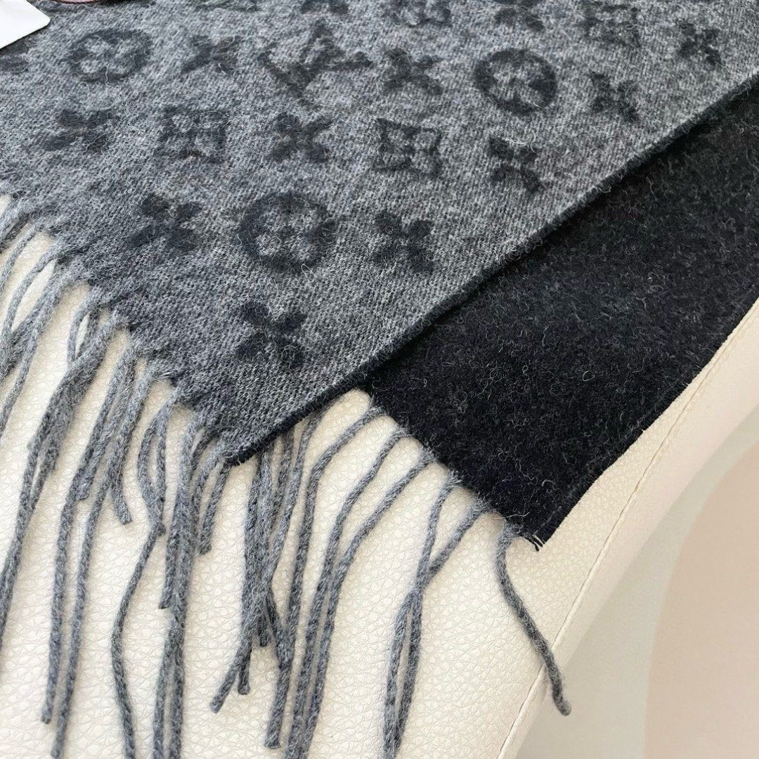 LV scarf
