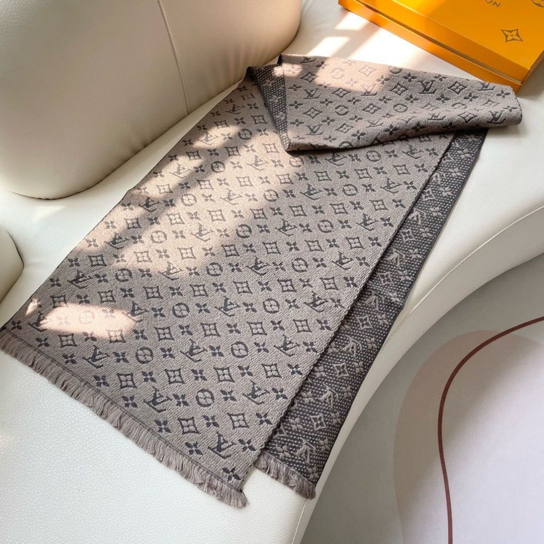 LV scarf