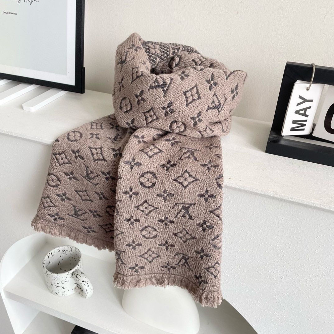 LV scarf
