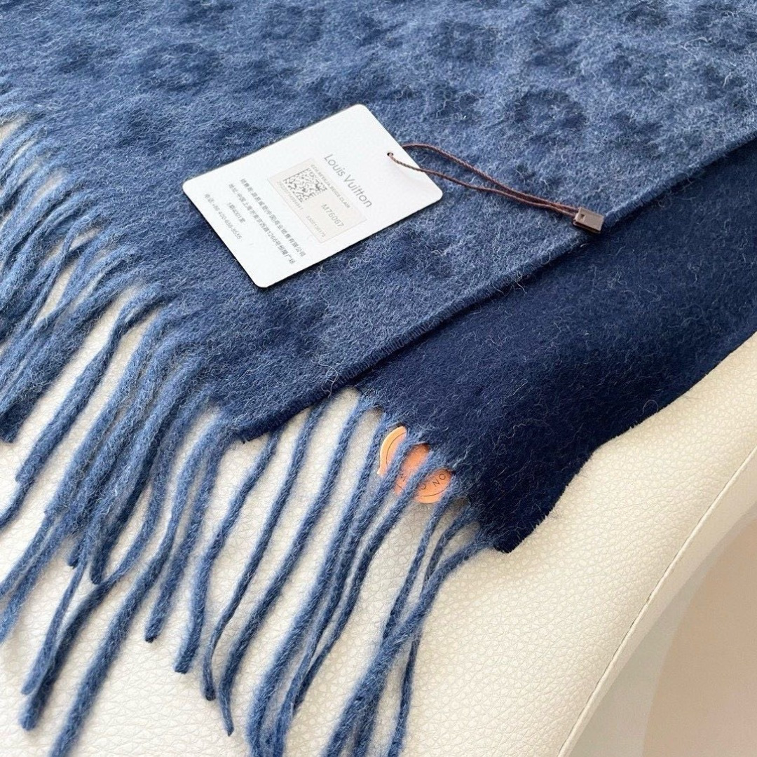 LV scarf