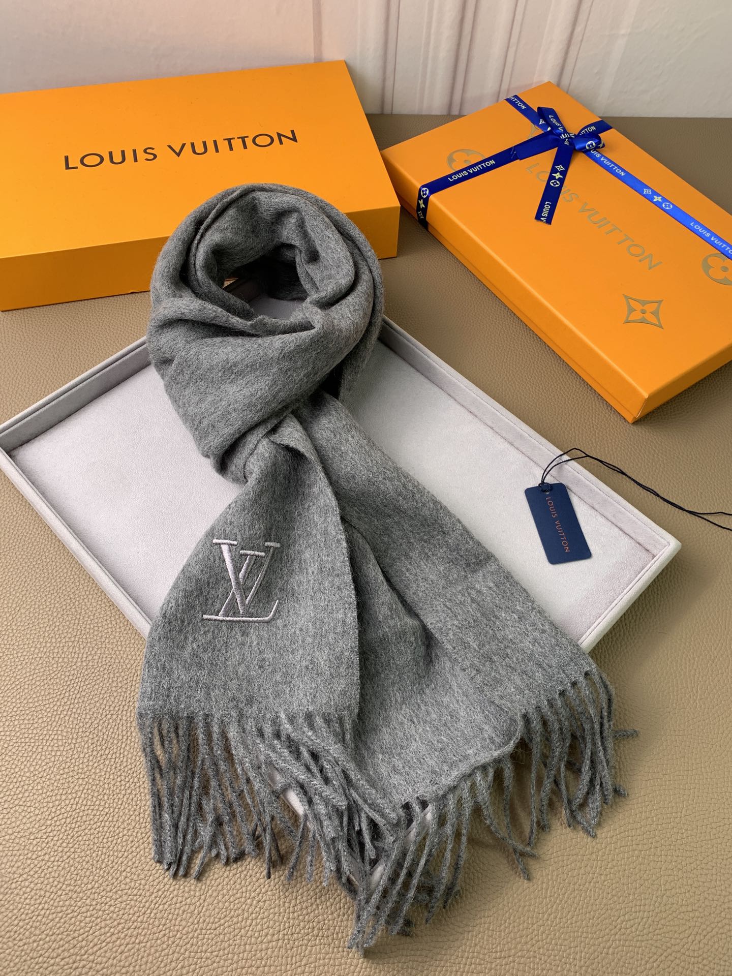 LV scarf