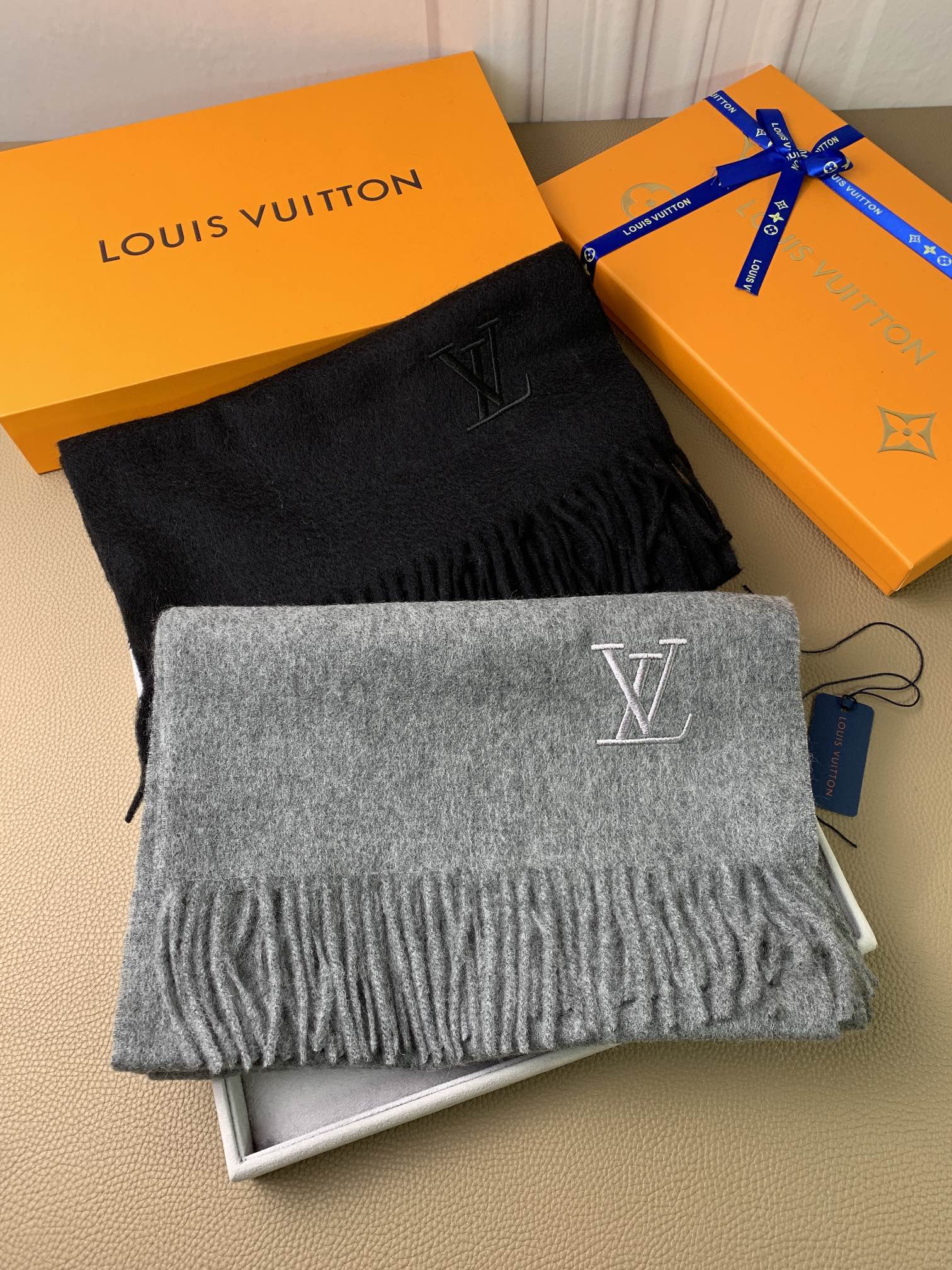 LV scarf