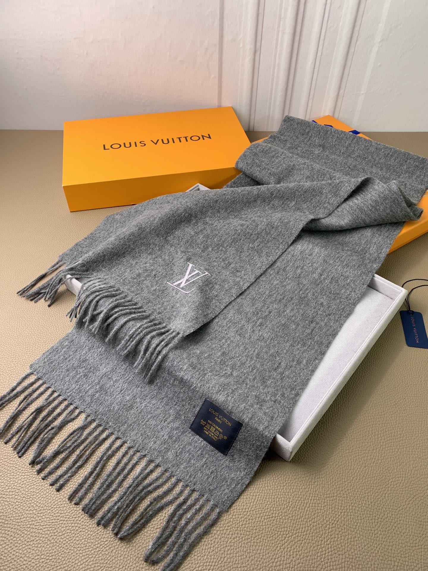 LV scarf